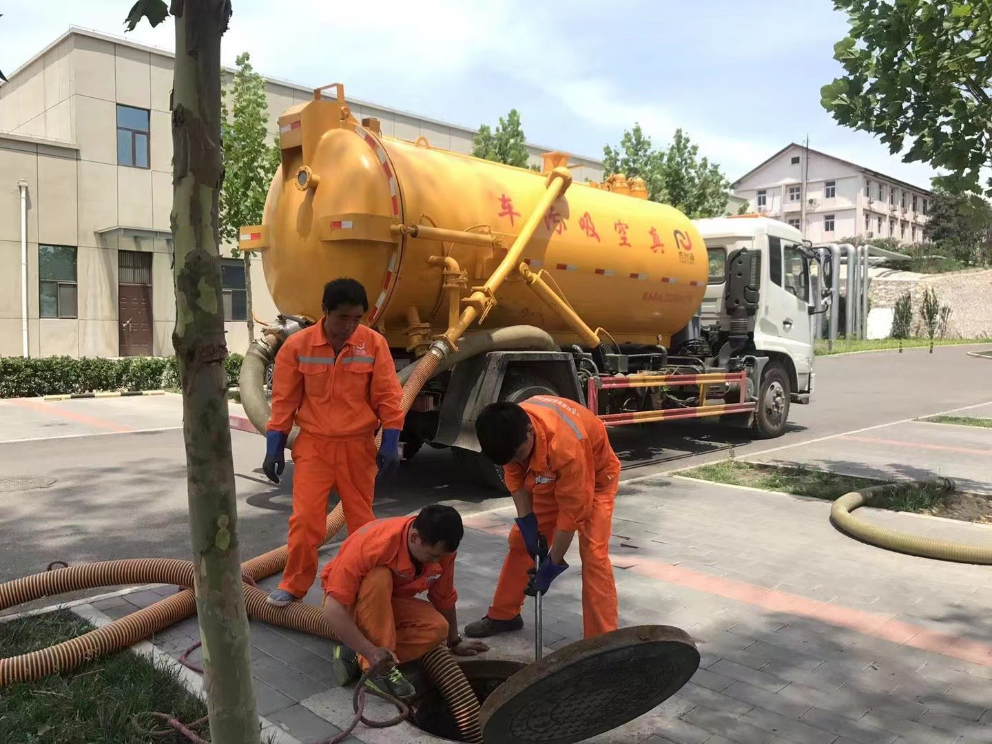 克山管道疏通车停在窨井附近