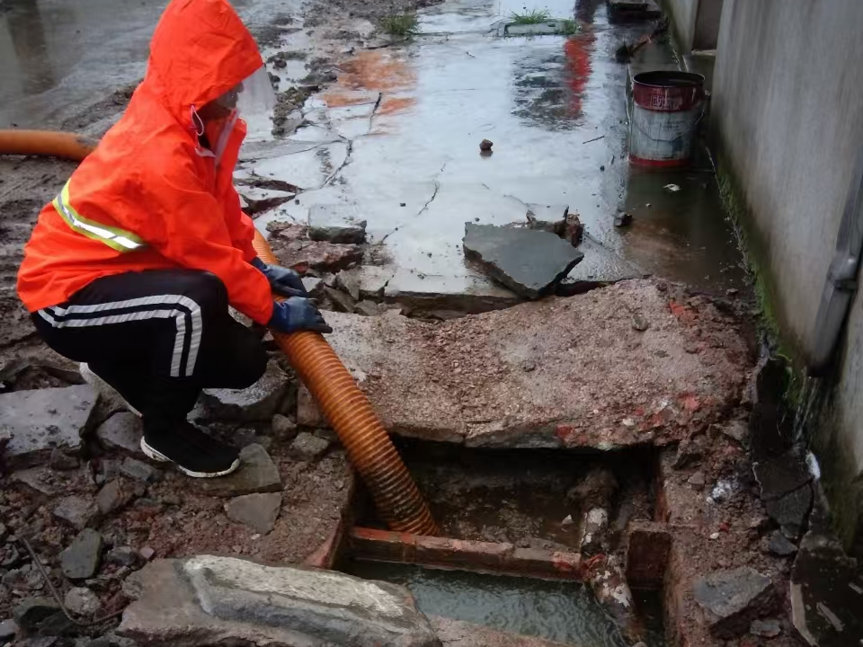 克山专业清理污水池 炜誉市政以规范流程守护城市 “肠道”