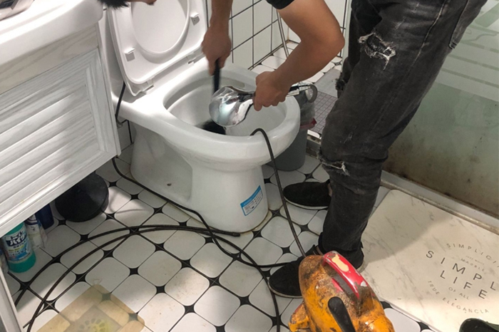克山马桶堵塞自己疏通还是找师傅?专业上门服务让你省时更省心