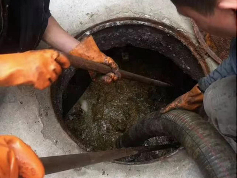 克山清理化粪池时如何避免沼气的危害?